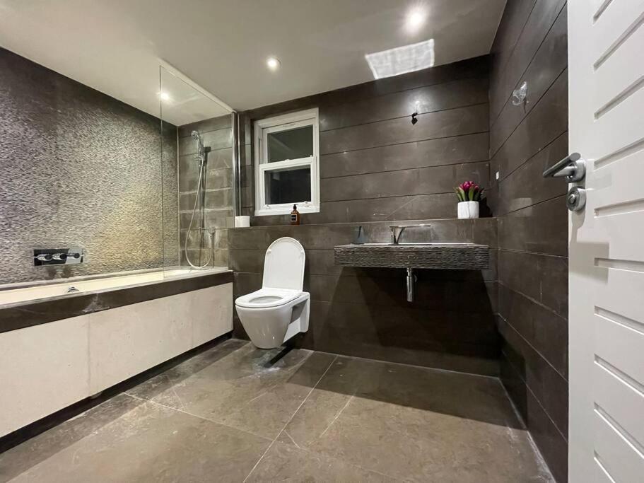 Quintessential Town House Close To Central Londres Exterior foto